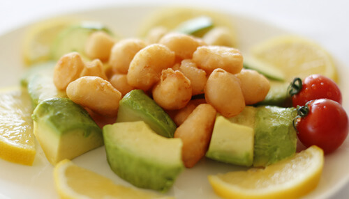 Garlic tempura avocado salad